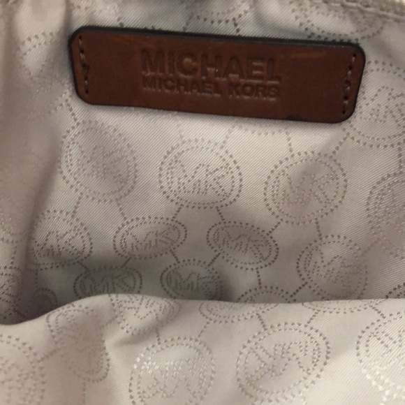 Michael kors milo strap bag! Rare find - Picture 11 of 11